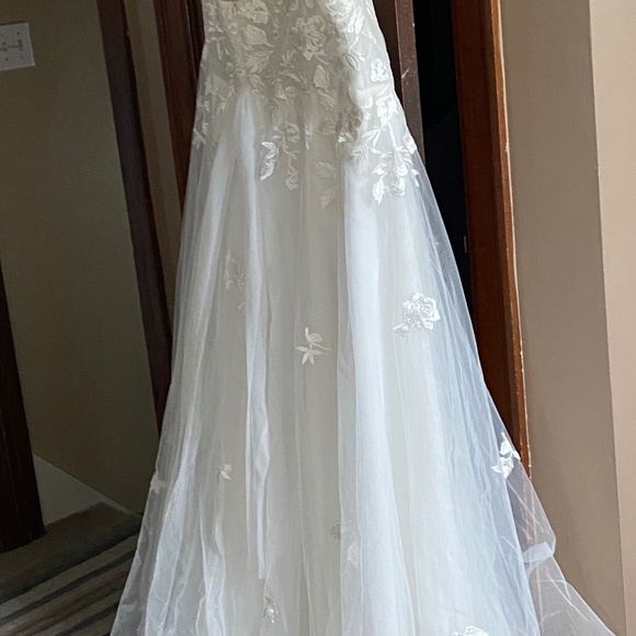 Dresses & Skirts - Wedding Dress Plus Size 28 (street size 22/24)